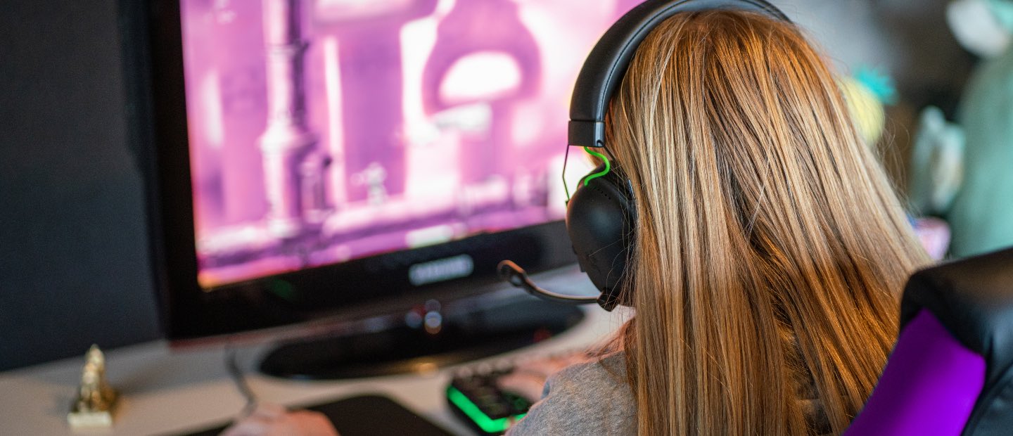 Jente spiller dataspill.