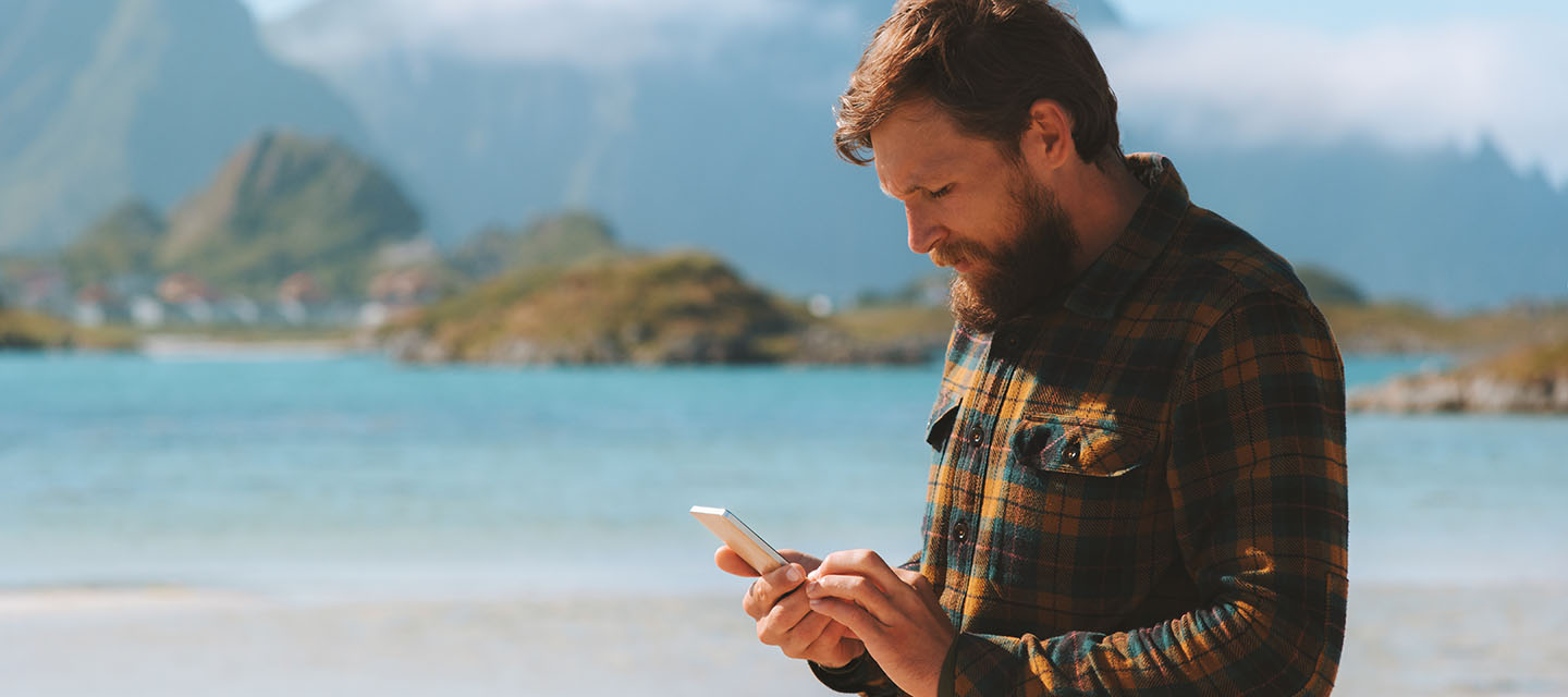Mann med mobil på 5G